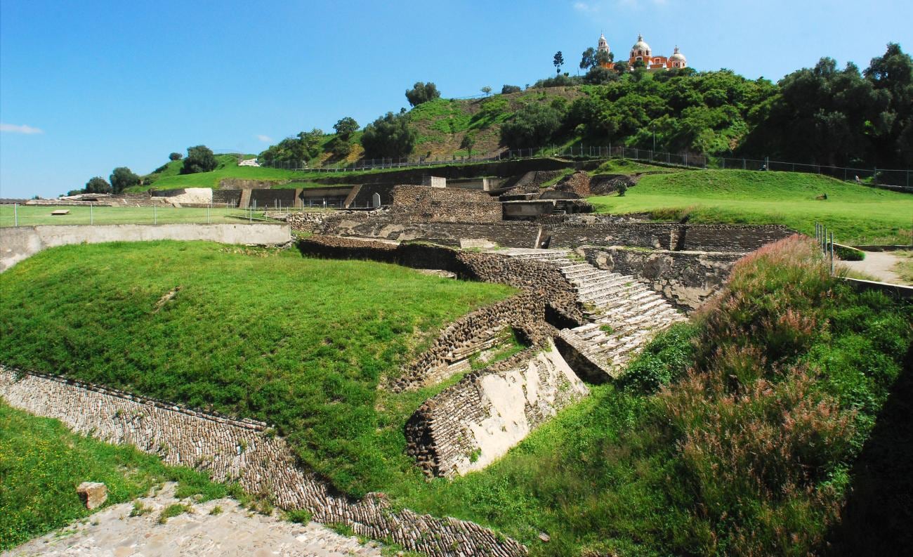 Los restos arqueológicos de Cholula se extienden en el paisaje de San Pedro Cholula, Puebla, con el santuario en la cima de la gran pirámide. (INAH)
