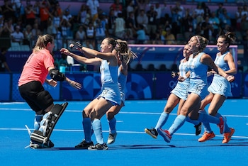 Las jugadoras argentinas corren a abrazar a la guardameta Cristina Cosentino. EFE/EPA/CHRISTOPHE PETIT TESSON