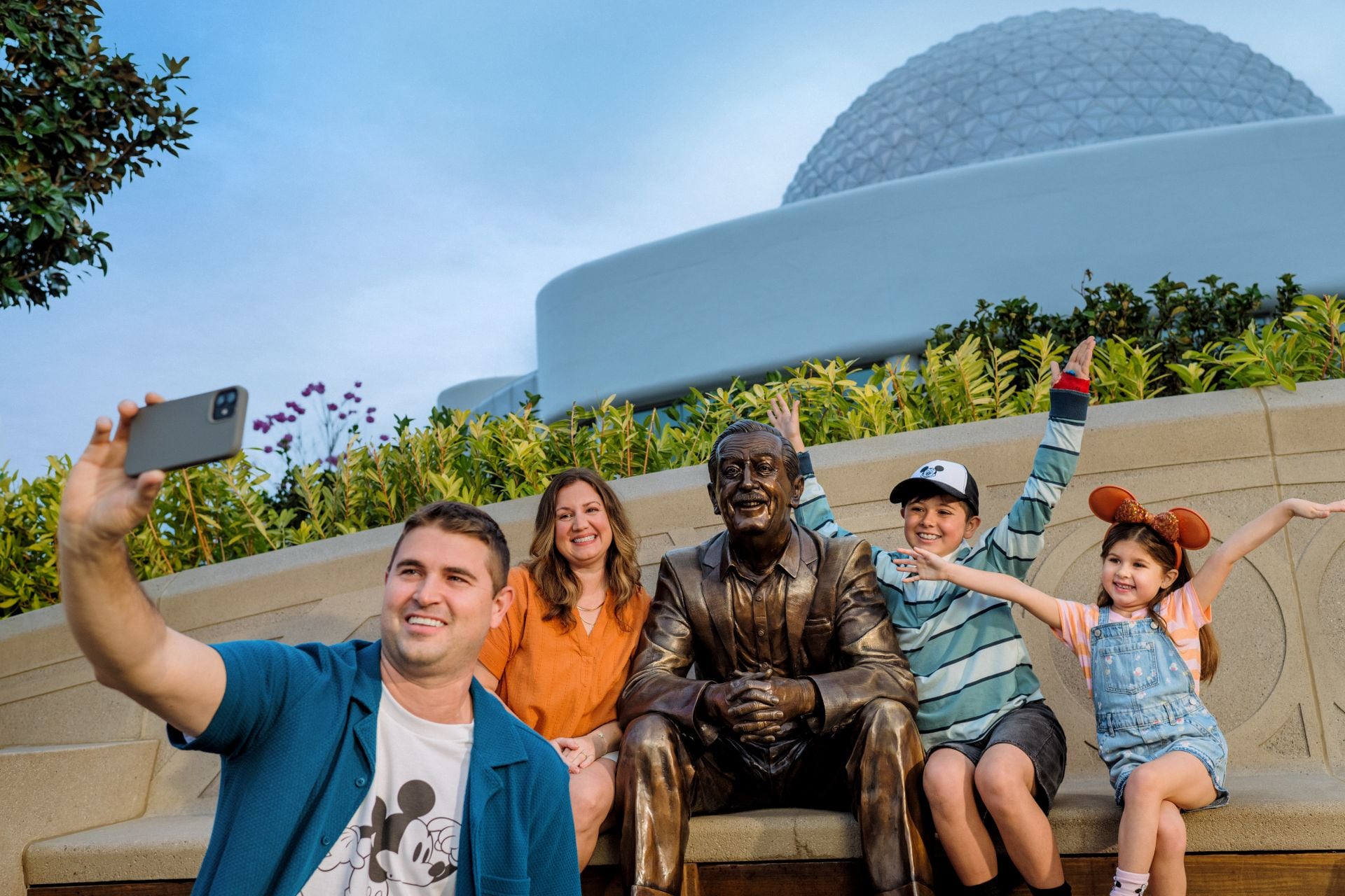 Una foto con la estatua de Walt Disney es un magnífico recuerdo de las vacaciones. (Cortesía ©2025 Disney. Todos los derechos reservados.)