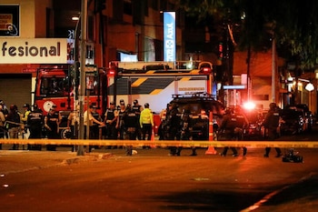 Oficiales de policía trabajan fuera