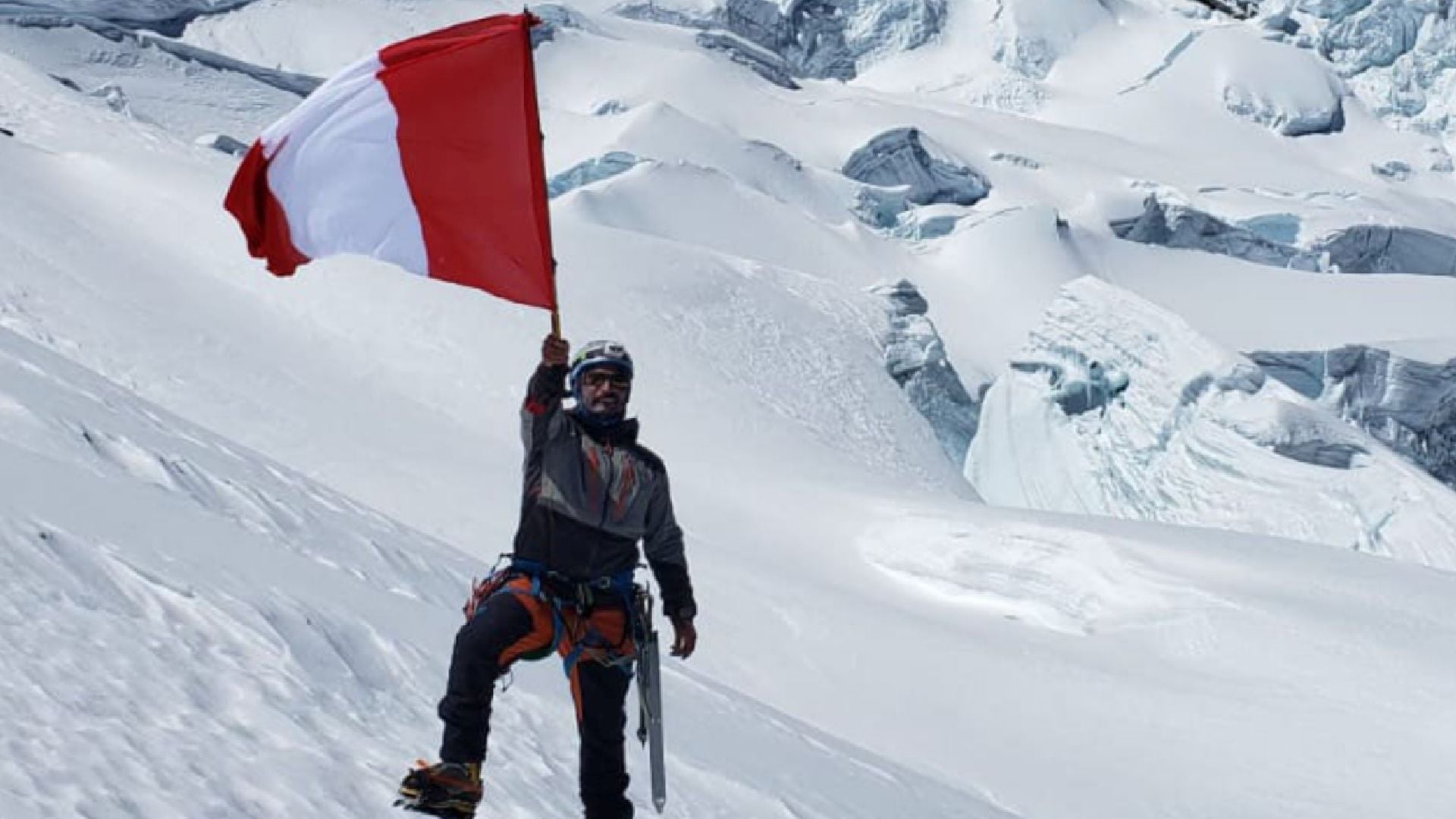 César Morales Arnao coronó el Mont Blanc (Francia), convirtiéndose en el primer peruano en llevar la bandera nacional a la cima de los Alpes, un hito para el montañismo peruano. (Andina)