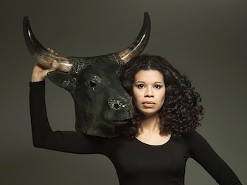 Ana Paula Maia está trabajando en su décima novela, O tenebroso brilho do sol, que será publicada este año en el género folkhorror - Fotos: Pablo Contreras/Angustia Criadora; prensa Eterna Cadencia