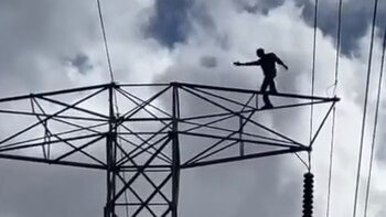 El hombre lleva más de