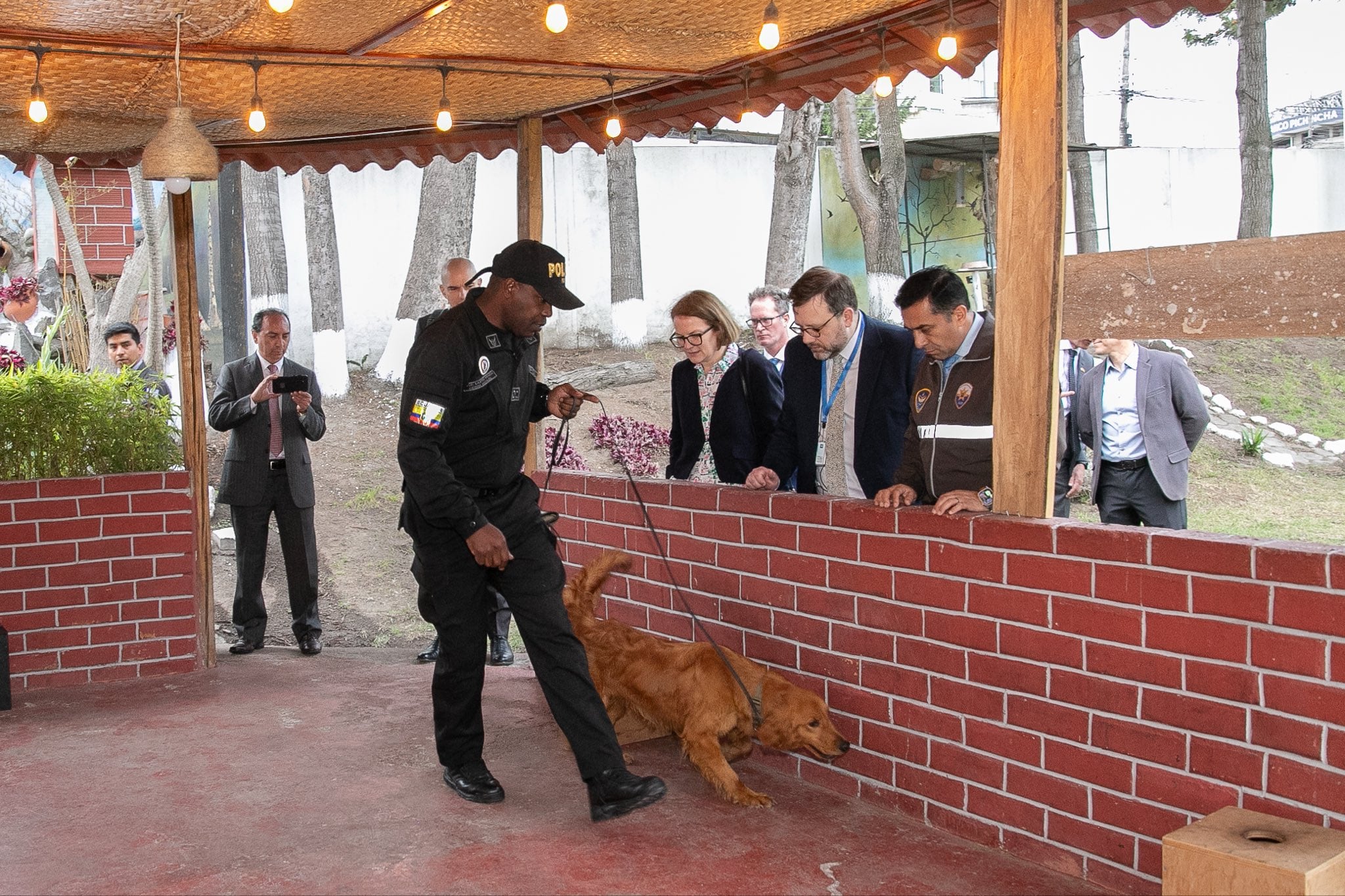 El ministro británico Chris Elmore y la embajadora británica Libby Green durante una visita a la Policía de Ecuador. (X / Chris Elmore)