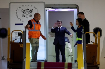 Tras el incidente, Macron quiso simular normalidad al saberse expuesto ante las cámaras. (REUTERS/ARCHIVO)