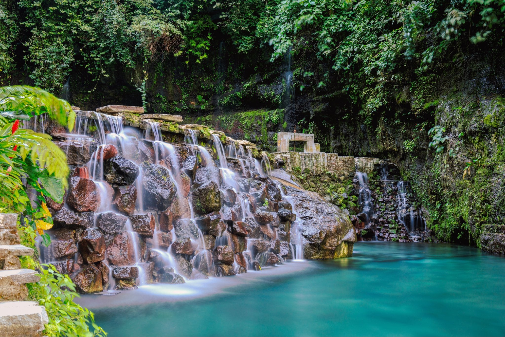 El sitio, ubicado en Colón, La Libertad, es conocido por sus piscinas alimentadas por manantiales de agua cristalina que emergen de las faldas de la Cordillera del Bálsamo. Cuenta con varias piscinas de diferentes profundidades y tamaños, diseñadas tanto para adultos como para niños. El agua de las piscinas fluye continuamente desde los nacimientos naturales, lo que garantiza la limpieza y pureza del recurso. Además, existen zonas de picnic, áreas de descanso, senderos peatonales y espacios para la recreación familiar. /(ISTU)