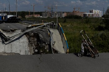Un cochecito quemado en el