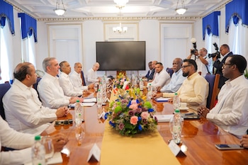 Delegaciones de República Dominicana y Guyana, encabezadas por los presidentes Luis Abinader y Mohamed Irfaan Ali, durante la reunión oficial en Georgetown para definir acuerdos estratégicos de cooperación (Cortesía @PresidenciaRD).
