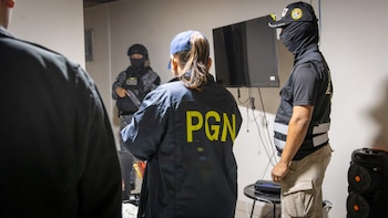Unidades policiales participaron en allanamientos realizados en distintos puntos de Santa Eduviges durante la Operación Combate 2. Cortesía-MP
