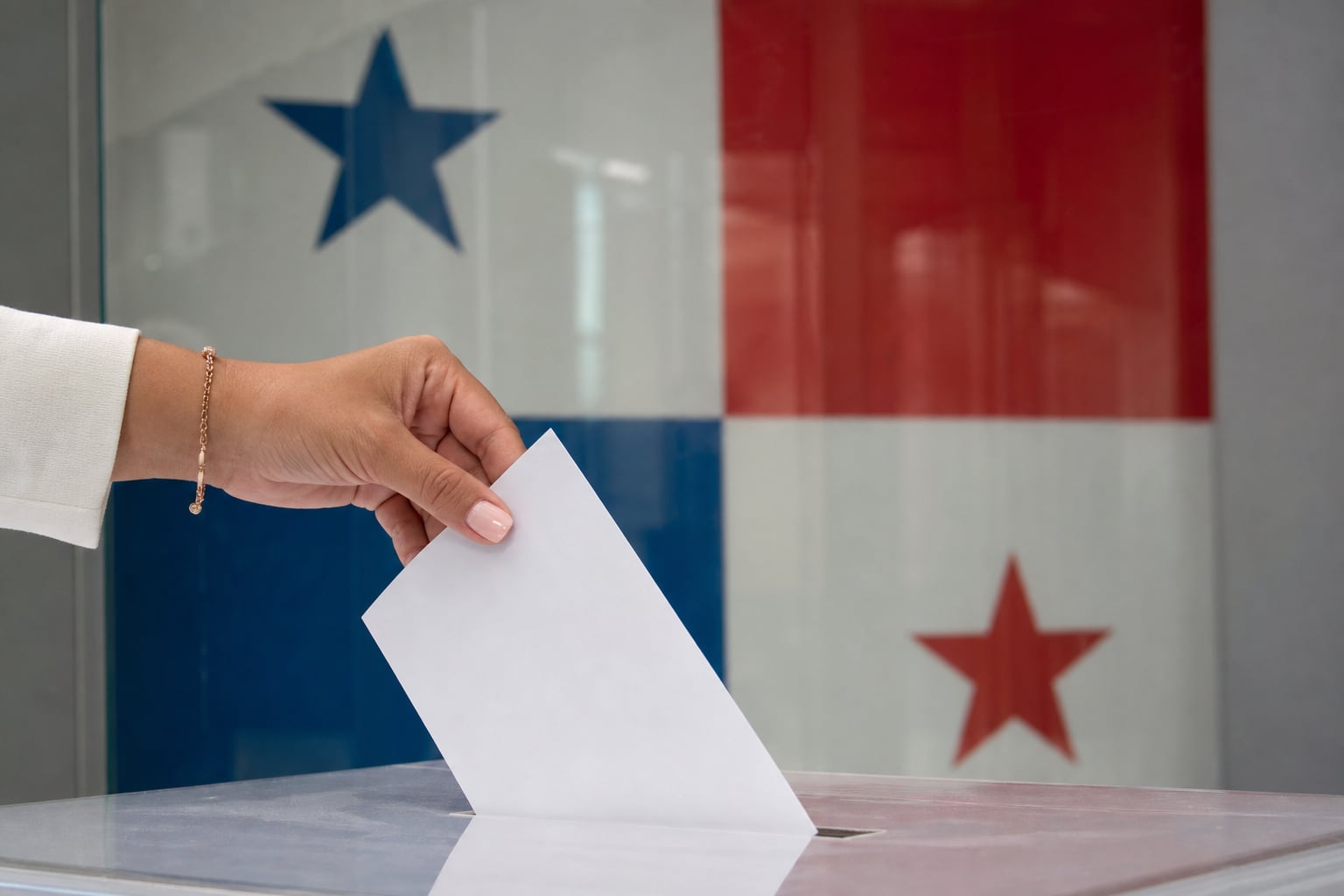 Una ciudadana introduce su papeleta electoral en una urna transparente con la bandera de Panamá al fondo. (Imagen Ilustrativa Infobae)