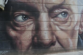 U mural en homenaje al