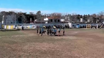 Detuvieron a un jugador que golpeó a un árbitro durante un partido de fútbol amateur