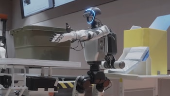Así es como robots perro y humanoides colaboran para realizar tareas de almacén