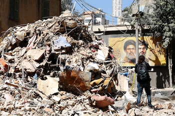 Una mujer pasea por un edificio parcialmente dañado objetivo de un ataque israelí en el barrio de Haret Hreik, suburbio sur de Beirut, Líbano, 07 de mayo de 2026.EFE/EPA/STRINGER