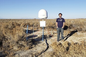 El radioastrónomo Christopher Bochenek con