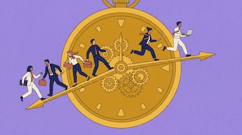 Seis personas con ropa formal caminan sobre la aguja de un gran reloj analógico dorado sobre un fondo morado.