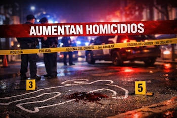 Escena nocturna con policías, cinta policial, silueta en el asfalto, sangre, marcadores y casquillo de bala. Un rótulo dice "AUMENTAN HOMICIDIOS".