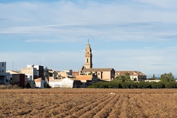 Imagen del pueblo Bonrepòs i Mirambell y su iglesia. (Valéncia Turisme)