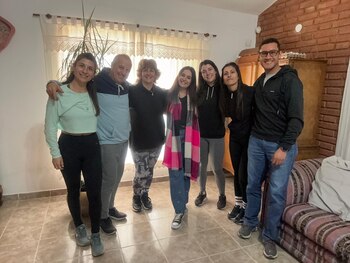 Teffi junto a los integrantes