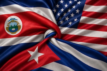 Tres banderas de tela, correspondientes a Costa Rica, Estados Unidos y Cuba, unidas por pliegues en espiral en el centro.