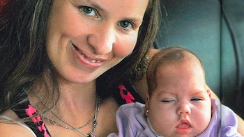 La salud de la beba quedó gravemente comprometida por el tiempo de exposición al frío de la morgue, que le causó encefalomalacia multiquística, insuficiencia respiratoria crónica y sepsis