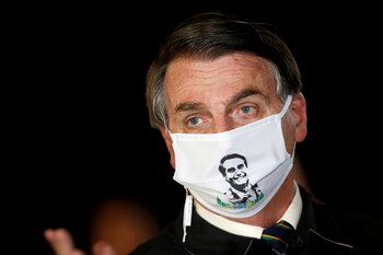 Desde la semana pasada, Bolsonaro ha promulgado vetos sobre la obligación de usar una máscara en establecimientos comerciales, templos religiosos, instituciones educativas y cárceles. Ahora, tiene síntomas de coronavirus (REUTERS/Adriano Machado/archivo)
