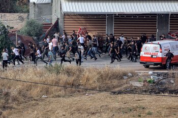 Palestinos corren durante la redada