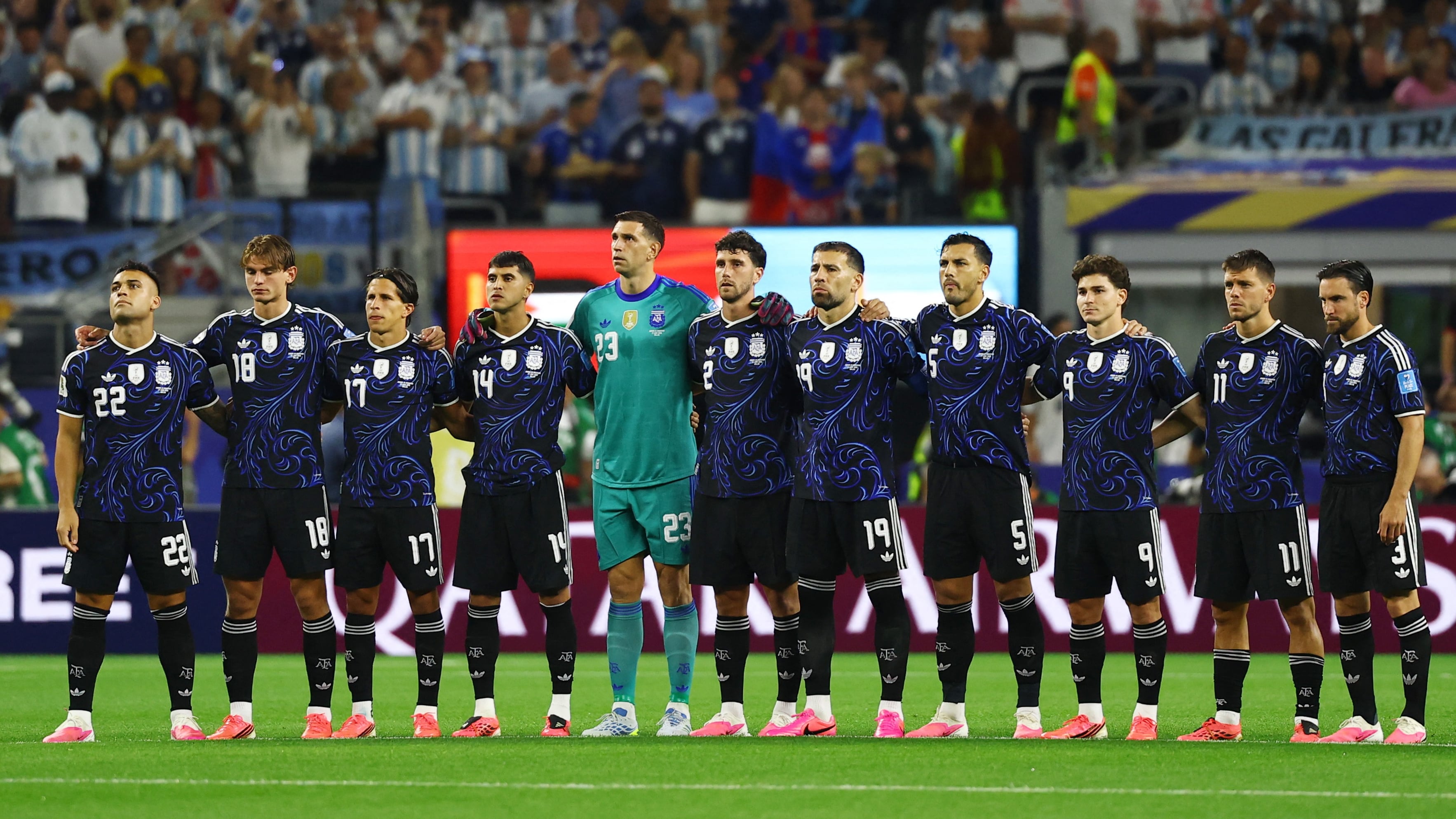 Por qué la Selección Argentina jugará con la camiseta azul en el partido contra Inglaterra y cuáles fueron las que usó en enfrentamientos previos