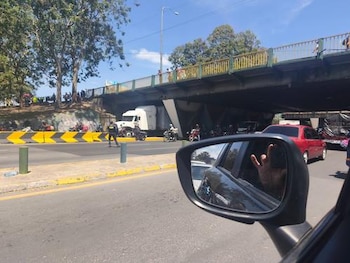 La policía puso a disposición de las autoridades al detenido y al arma decomisada, mientras la portación legal quedó en duda por tratarse de un arma presuntamente ilegal.