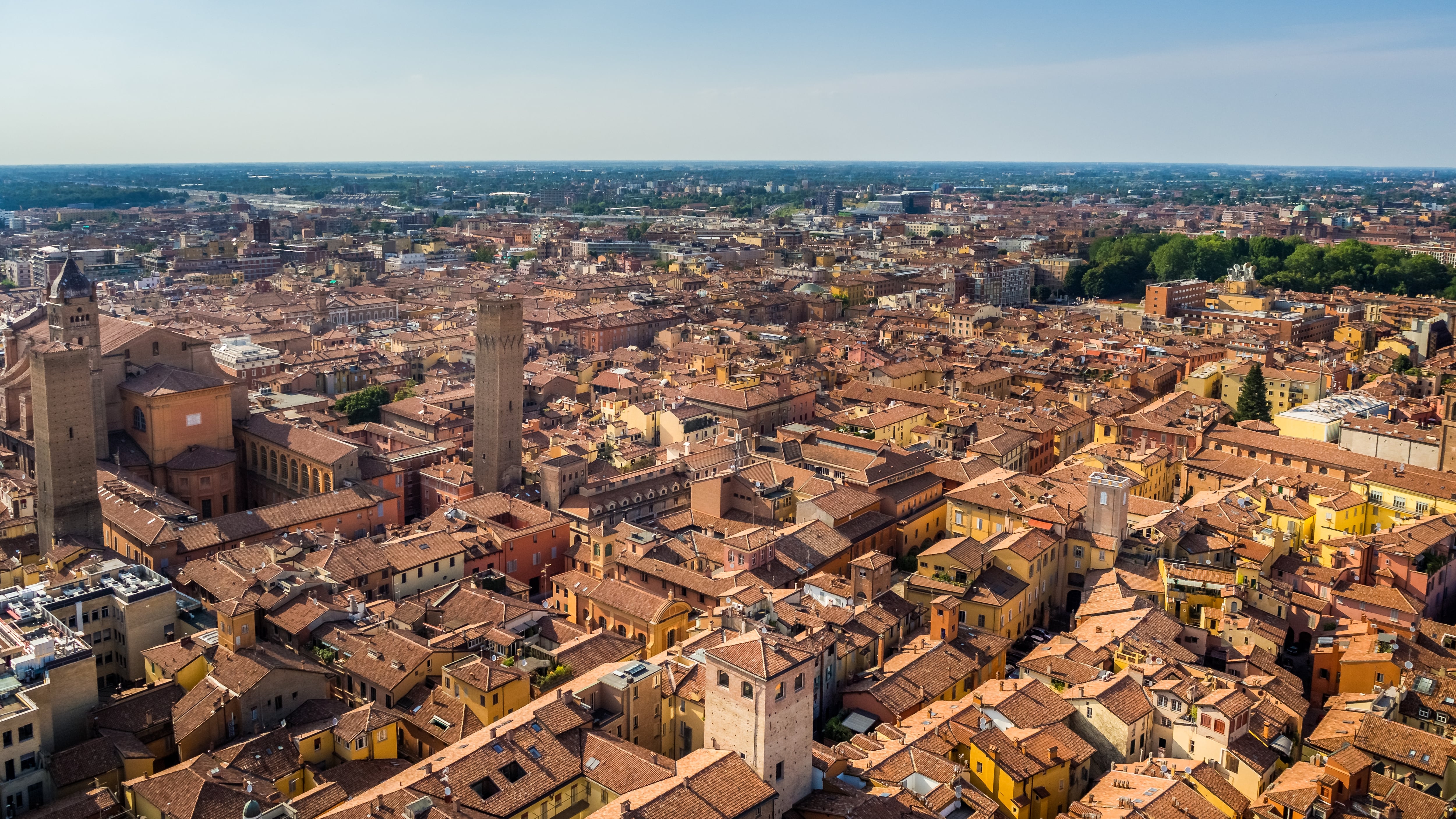 El casco antiguo de Bolonia en Italia se distingue por sus casi 40 kilómetros de pórticos y la universidad más antigua del mundo occidental (Freepik)
