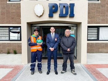 Los detectives se demoraron media