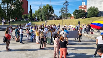 Venezolanos residentes en Uruguay se