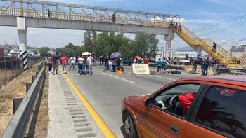 Decenas de pobladores protestan por