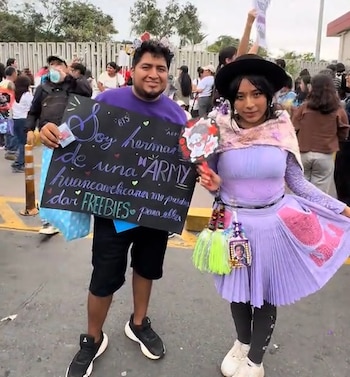 La joven utilizó el mandil y el sombrero de su madre como parte de su atuendo morado para asistir al Estadio San Marcos.