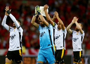 Jugadores del Criciuma saludando a