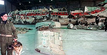 Restos del vuelo 870 de Itavia en un hangar de aviones en Roma, tras ser reconstruidos por los investigadores (Bruno Mosconi/AP)
