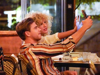 09/09/2020 Sheila Casas y Adrián Pedraja comparten confidencias en una terraza de la capital, en Madrid (España), a 09 de septiembre de 2020..
MADRID, 2 (CHANCE) No corren buenos tiempos para las parejas sentimentales que han empezado ahora con un nuevo amor y es que las restricciones de la pandemia y el no poder verse siempre que quieras juega a veces una mala pasada en la pasión. Sheila Casas, hermana del conocido ator, Mario Casas, nos sorprendía este año con un inesperado amor con otro conocido actor, Adrían Pedraja, de la serie de 'El secreto de puente viejo'.
EUROPA ESPAÑA SOCIEDAD
EUROPA PRESS REPORTAJES