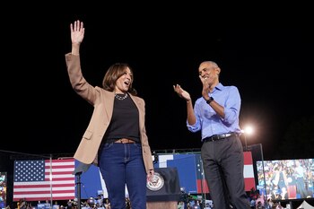 Kamala Harris, última candidata presidencial demócrata, junto al ex presidente Barack Obama, durante un acto en Atlanta (REUTERS/Kevin Lamarque)