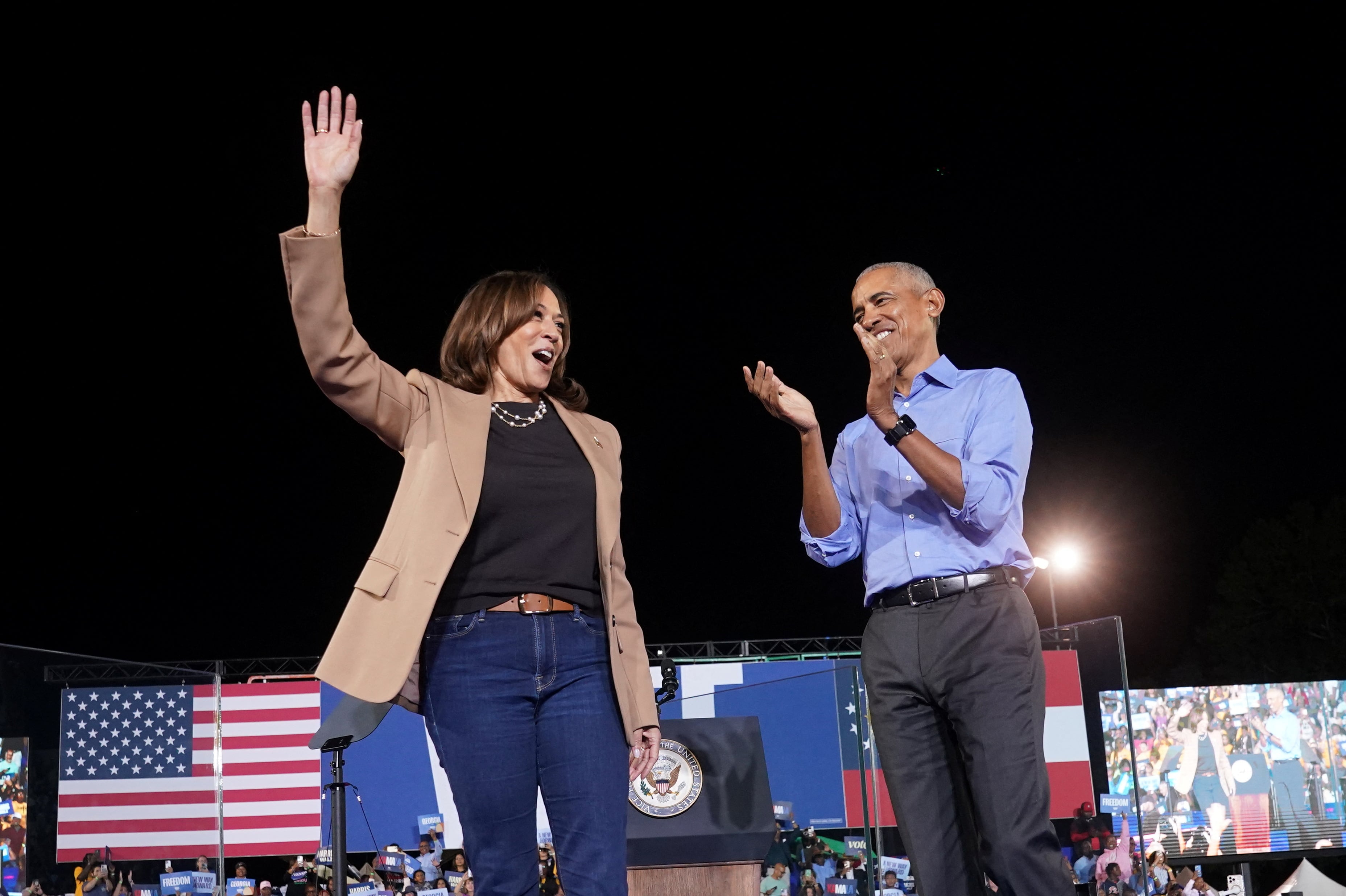 Kamala Harris, última candidata presidencial demócrata, junto al ex presidente Barack Obama, durante un acto en Atlanta (REUTERS/Kevin Lamarque)