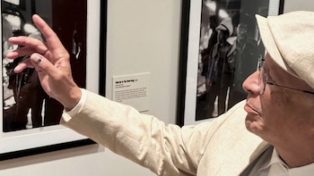 El fotógrafo explica alguna de