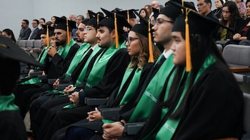El 91,3 % de los graduados considera que estudiar en la universidad valió la pena total o parcialmente, independientemente del tipo de institución. Crédito: Tecnológico de Costa Rica
