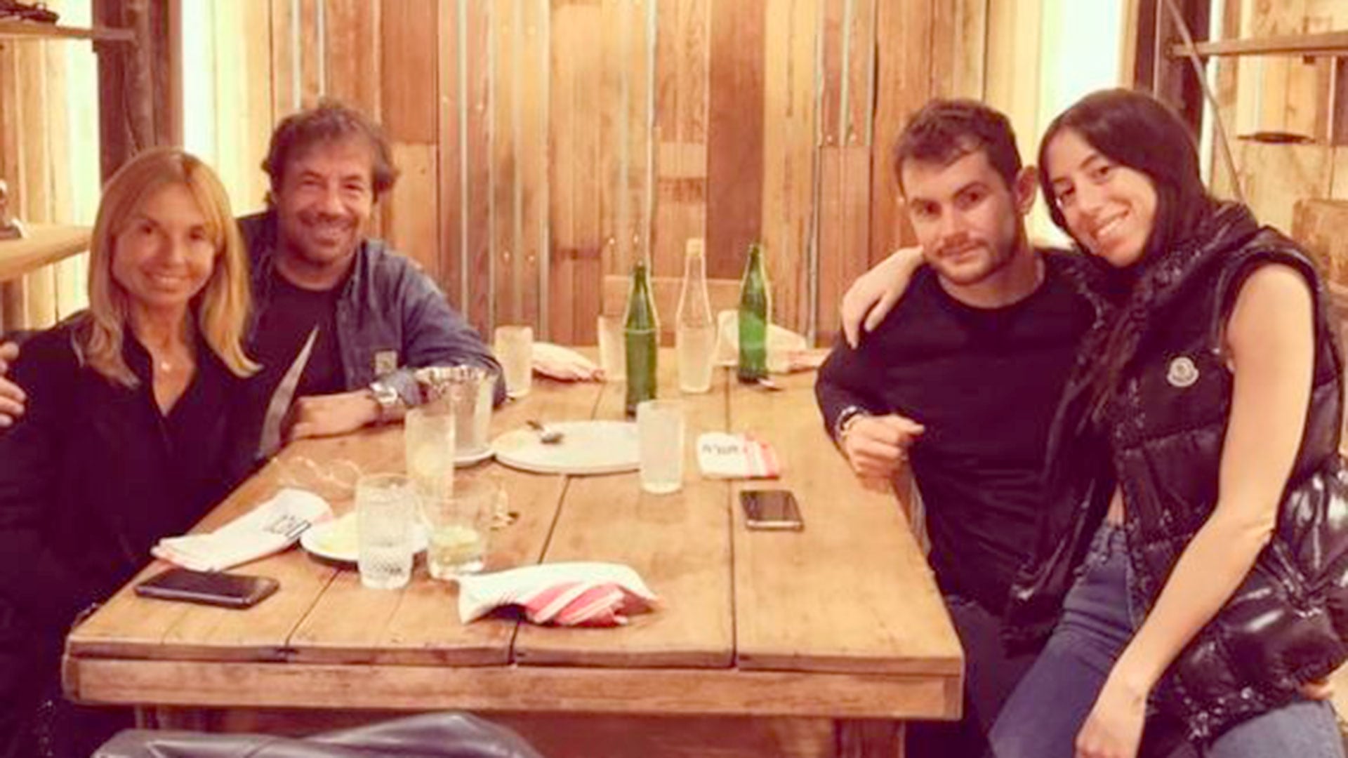 Sofía con su pareja, Tomás, en una cena con mamá y papá