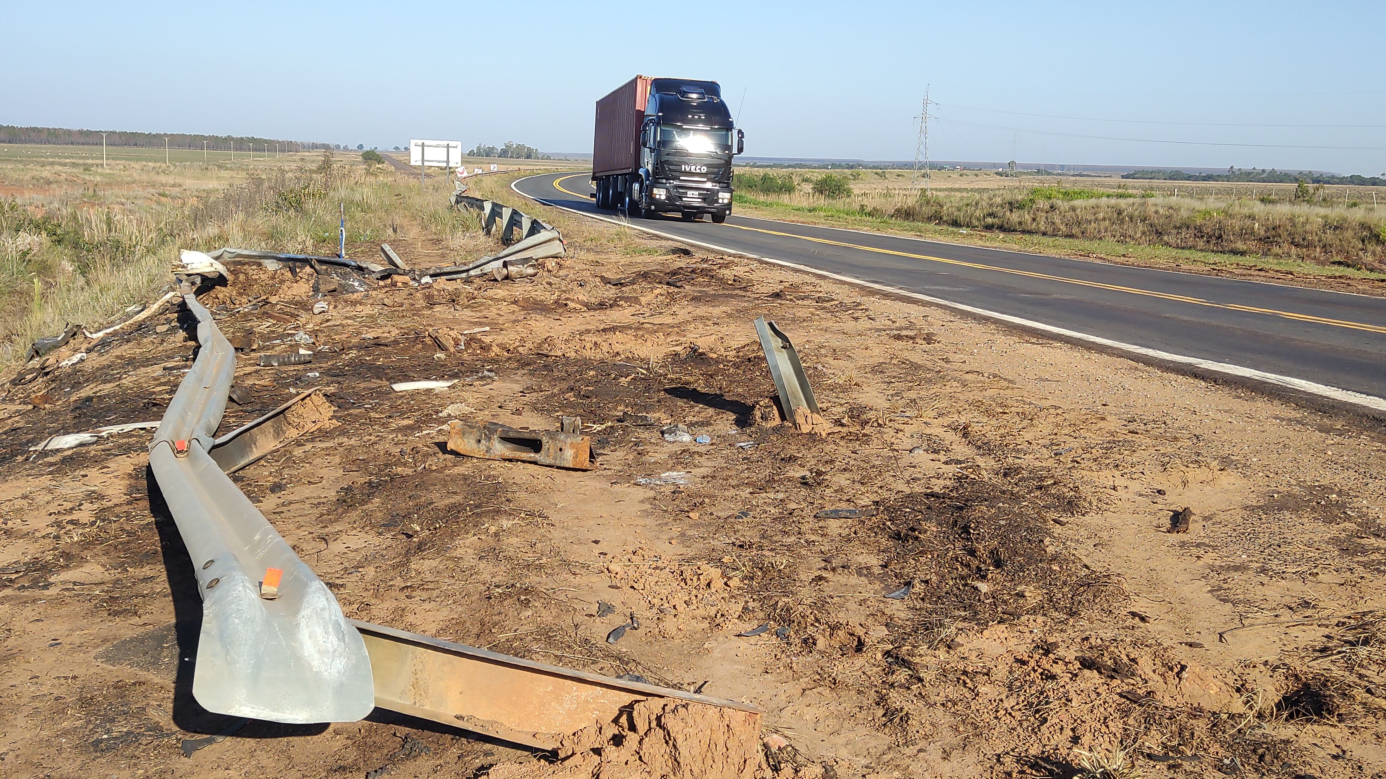 Imagen de una banquina deteriorada en un tramo de la ruta 14