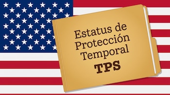 Una carpeta tipo manila con el texto Estatus de Protección Temporal TPS colocada sobre la bandera de Estados Unidos.