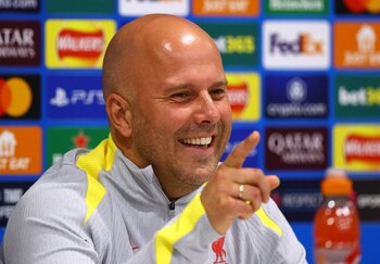 Arne Slot hablando en la previa del duelo ante Bolonia por la fecha 2 de la fase de liga de la Champions League - crédito Molly Darlington / REUTERS