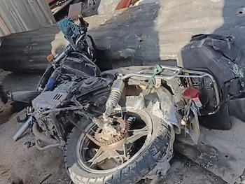 Su motocicleta quedó atrapada entre los escombros. (FOTO: Tiempo HN)