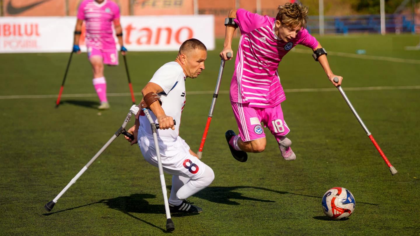 La Conference League de fútbol para amputados nació como una opción internacional para clubes sin ligas nacionales consolidadas (AP/Andreea Alexaandru)