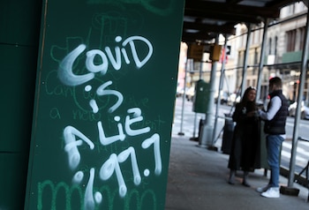 El graffiti reflejó las vivencias de la pandemia, convirtiéndose en un medio de expresión social y tributo a personal esencial. (REUTERS/Caitlin Ochs)
