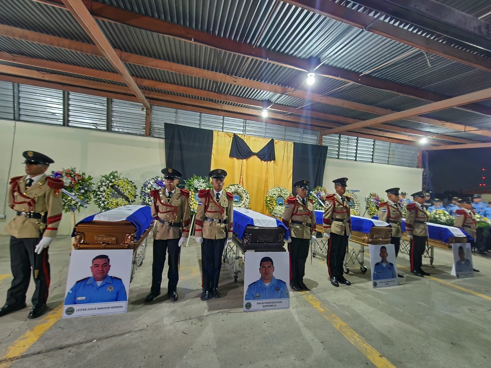 Ataúdes con fotografías y nombres de los agentes fallecidos en el operativo de Corinto, Cortés. (Cortesía: Policía Nacional de Honduras)