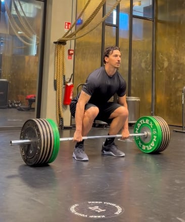 Los videos de Zlatan Ibrahimovic incluyen abdominales con las piernas atadas a un saco de boxeo como parte de su entrenamiento (Instagram/zlatan)